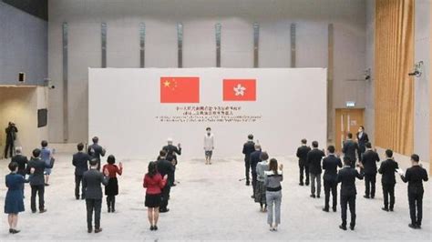 林郑月娥现场见证下，这26人宣誓拥护《基本法》，效忠香港特区_凤凰网视频_凤凰网