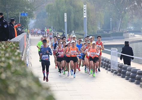 三大赛事联袂上演，中国马拉松初冬“回暖”|界面新闻 · 体育