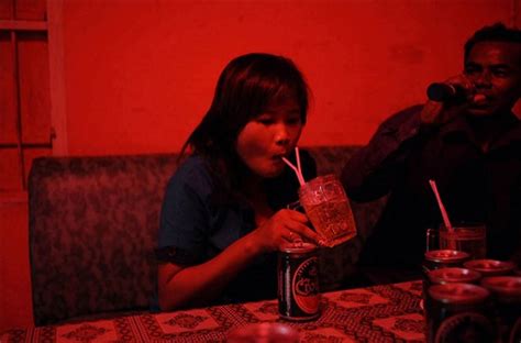 柬埔寨三陪女孩:灯红酒绿不是我的家_武汉时政图片_新闻中心_长江网_cjn.cn