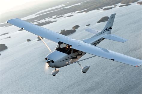 Cessna 172 Skyhawk - Africiar, Inc.