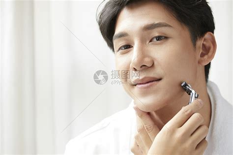 男性刮胡子高清图片下载-正版图片502328426-摄图网