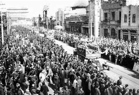 老照片：1949年，人们这样欢迎解放军进城 - 派谷照片修复翻新上色