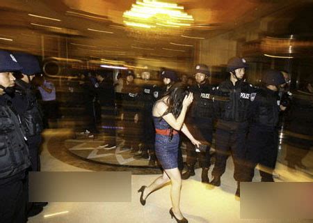 组图：女记者与警察扮“情侣”突击扫黄-新闻中心-南海网