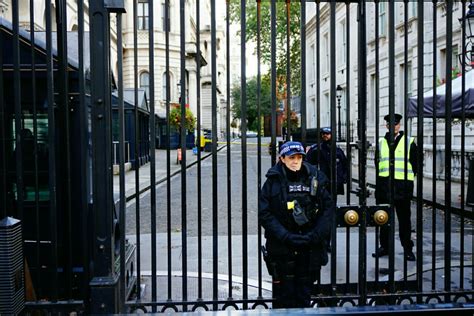 2024唐宁街10号（10 Downing Street），一所乔治风格建筑物，传统上是第一财政大臣的..._唐宁街10号-评论-去哪儿攻略