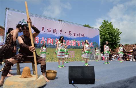 安徽安庆：野寨中学隆重举行“范苑声、乌以风”铜像安放仪式 - 中国网
