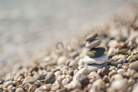 沙滩上的石子金字塔堆叠的平板石块8653高清图片下载-正版图片307143379-摄图网