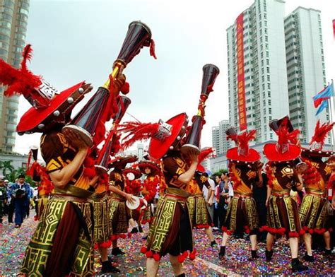 巴西狂欢节热情不减 街头游行场面壮观 - 国际·国内 - 东南网