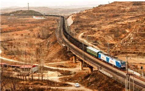 全长2.6公里，中国大秦万吨铁路列车，一节能承重80吨货物__财经头条