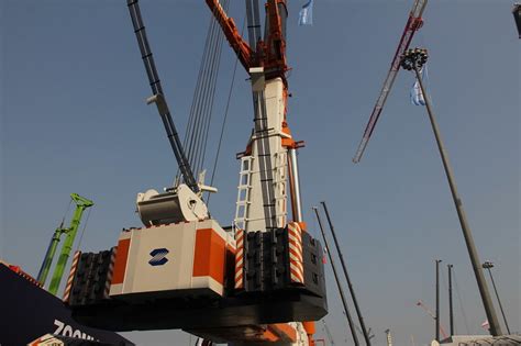 中国自主研制4500吨级履带起重机成功下线_凤凰网视频_凤凰网