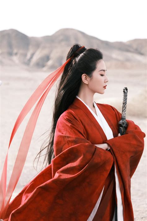 刘诗诗《一念关山》海报写真 一身红衣英姿飒爽——上海热线娱乐频道