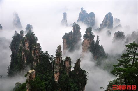 张家界天门山，中国 (© Bogdan Dyiakonovych/Shutterstock) @20200108 | NiceBing 必应美图 - 精彩世界,一触即发