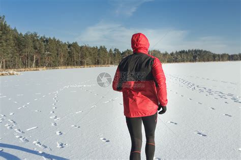 户外冬季运动与老年人越野滑雪单独在森林视频素材_ID:VCG42N1386045937-VCG.COM