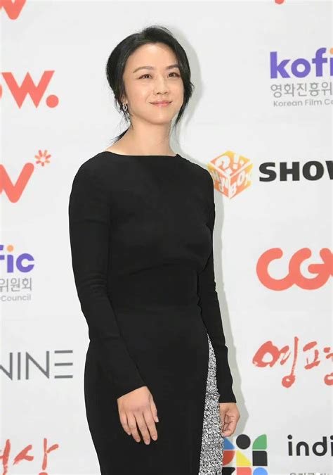 汤唯出席韩国影评奖颁奖礼 身着露背长裙气质优雅-搜狐大视野-搜狐新闻