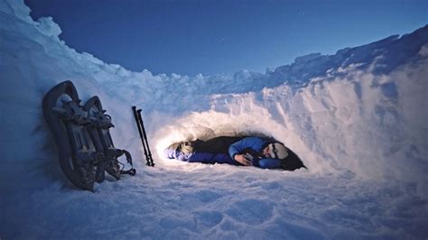 成熟的游客晚上在雪中使用手机。在冬季的高山中独自露营。视频素材_ID:VCG42N1389585013-VCG.COM