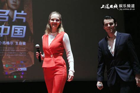 电影《中国推销员》上海首映 女主角一身红装优雅抢镜——上海热线娱乐频道