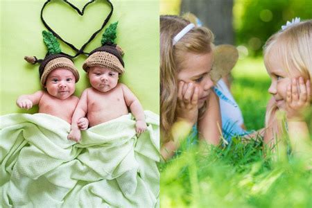 两个月大的异卵双胞胎兄弟姐妹婴儿裹着粉色和蓝色的包裹高清图片下载-正版图片503455700-摄图网