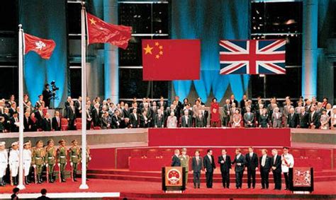 1997年全校师生在大礼堂前庆祝香港回归祖国-清华校友总会