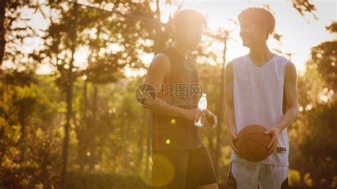 男青年打完篮球高清图片下载-正版图片501331236-摄图网
