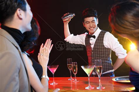 服务业职位光效果高脚杯青年男女在酒吧喝酒高清图片下载-正版图片501944730-摄图网