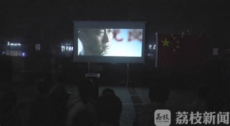 海南岛国际电影节|红色手绘电影海报带观众重拾光影记忆[图]_海口网