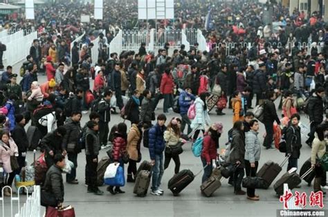 中国地铁最挤的城市，高峰期像是春运，人都快被挤变形