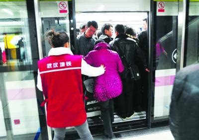 武汉地铁乘客骤增 乘客人进去了包没进去 - 长江商报官方网站