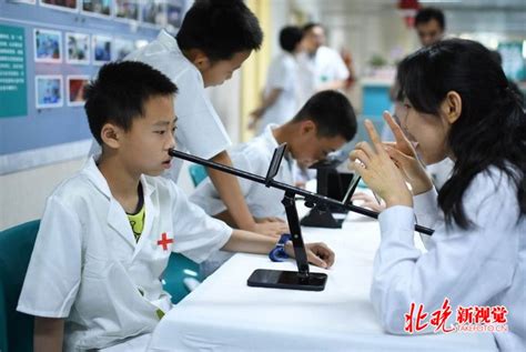 北京同仁医院迎来“小小眼科医生” 小朋友体验到瞳孔的奇妙 | 北晚新视觉