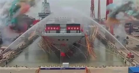 现场视频！我国首艘电磁弹射型航母“福建舰”下水