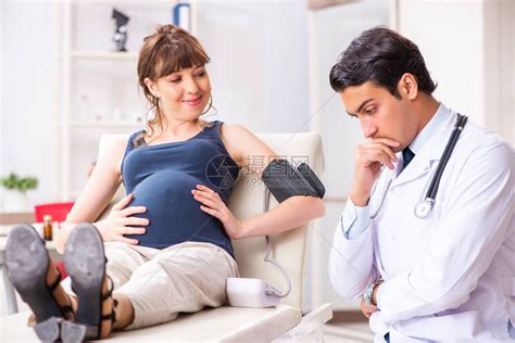 临床超声检查孕妇腹部的医生图片下载 - 觅知网