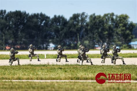 驻鄂空军空降兵某旅组织空降空投训练-人民图片网