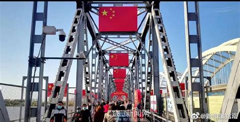 哈尔滨网红桥 红旗飘飘庆国庆