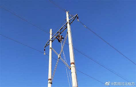 江苏兴化：“电力蜘蛛人”特高压线路升高改造作业忙-人民图片网