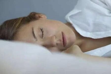 失眠多梦？用这种方法来改善，躺着就能安稳入睡 生活节奏快