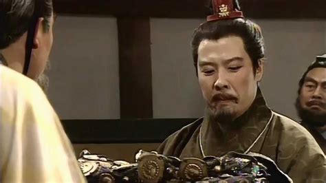 三国演义：刘备送出一件旧盔甲，就让严颜激动下跪，大喊主公！_腾讯视频