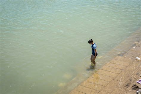 站在水里的女孩下午女孩湖边无摄影图配图高清摄影大图-千库网