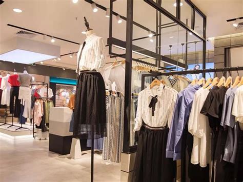 意大利米兰Moschino时尚女装店设计-女装区女装展示女装店-设计师图库
