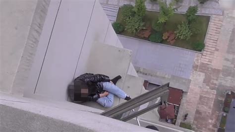 惊险！10岁女孩睡迷糊翻窗坠落至22楼外，消防员赶赴救起女孩_腾讯视频