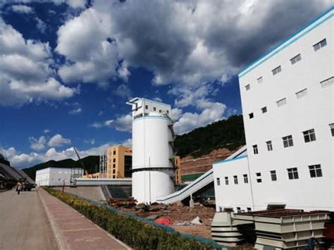 陕煤建设铜川公司第五项目部施工的超高烟囱顺利封顶 - 陕西煤业化工建设（集团）有限公司