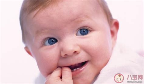 婴儿刚出生长出两颗牙是怎么回事 婴儿刚出生长牙齿正常吗 _八宝网