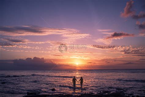 夫妻沙滩欣赏日落高清图片下载-正版图片600077734-摄图网