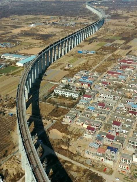 中国超级工程浩吉铁路运城河津段，你知道为什么不走直线吗？_手机新浪网