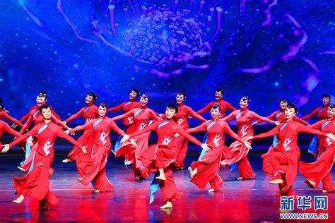 西安东方亿象城举办广场舞比赛 每个节目都颠覆你的视觉