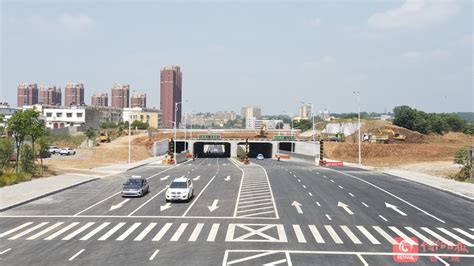 信阳日报-信阳-信阳新五大道下穿铁路立交工程建成通车 非机动车道、人行道等仍在施工