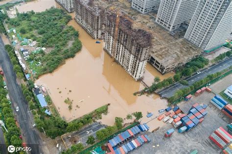郑州一处工地围墙倒塌，两车险遭“活埋”-大河网