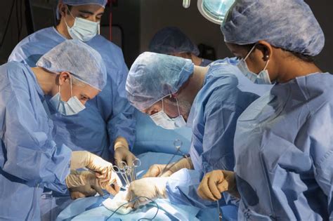 外科医生图片-正在做手术的两个外科医生素材-高清图片-摄影照片-寻图免费打包下载