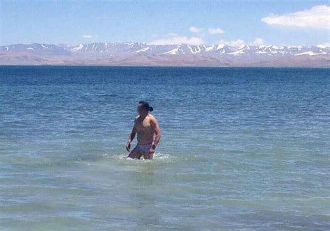 男子在西藏的圣湖里游泳，网友评论：胆真大！