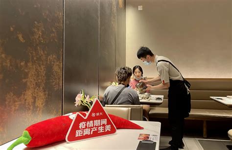 6日凌晨，北京簋街迎来恢复堂食后的第一拨食客_手机新浪网