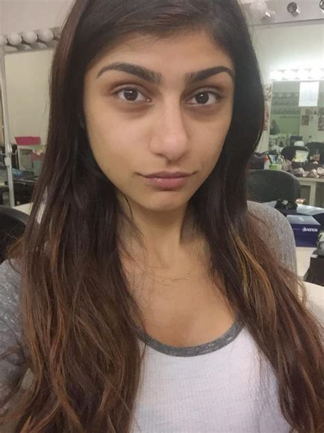 Adult Film Star Mia Khalifa Looks Pretty Much the Same Without Makeup ...