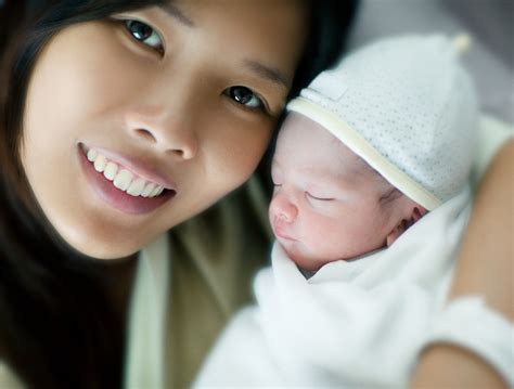 年轻母亲抱着男婴的肖像高清图片下载-正版图片501842785-摄图网