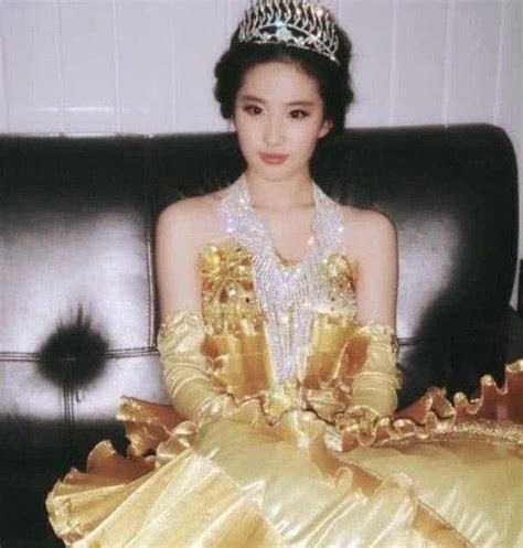 刘亦菲十九岁的照片被疯传，看完照片后，网友：从小美到大！